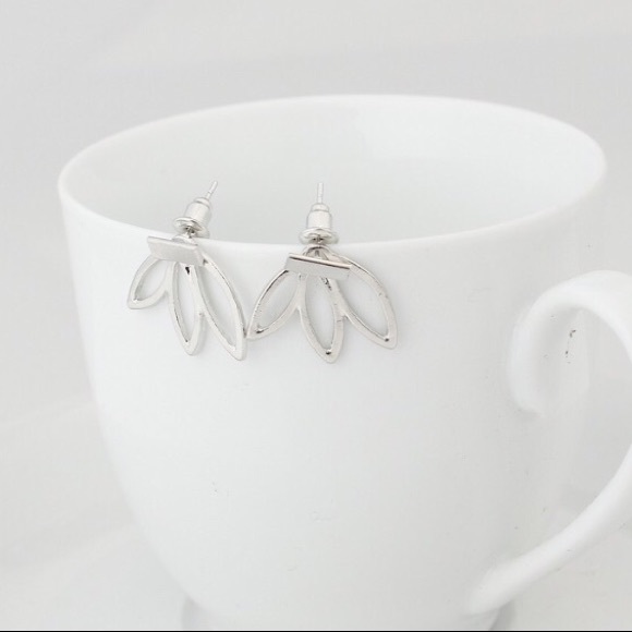 🎉 3 for $15 Flower Earrings - Picture 2 of 3